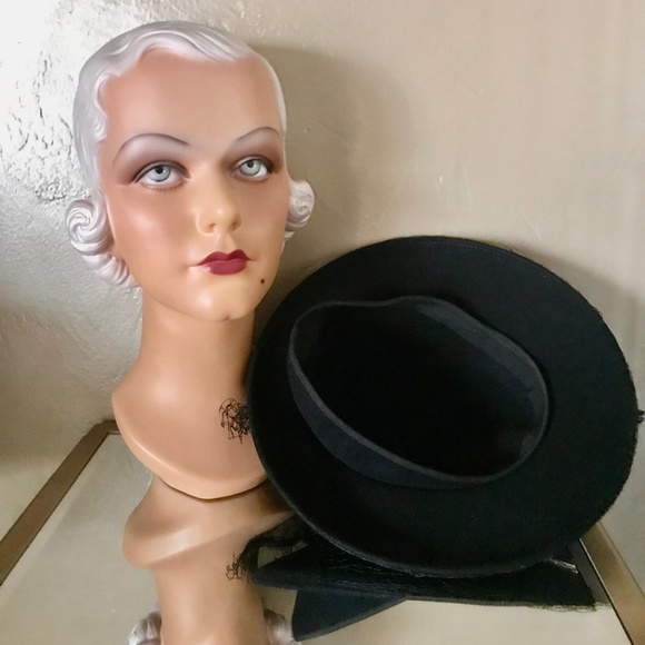 SOPHISTICATED 1940s BLACK FELT FEDORA WITH BLUE AND BLACK  FEATHER \'BIRD\' main image 5